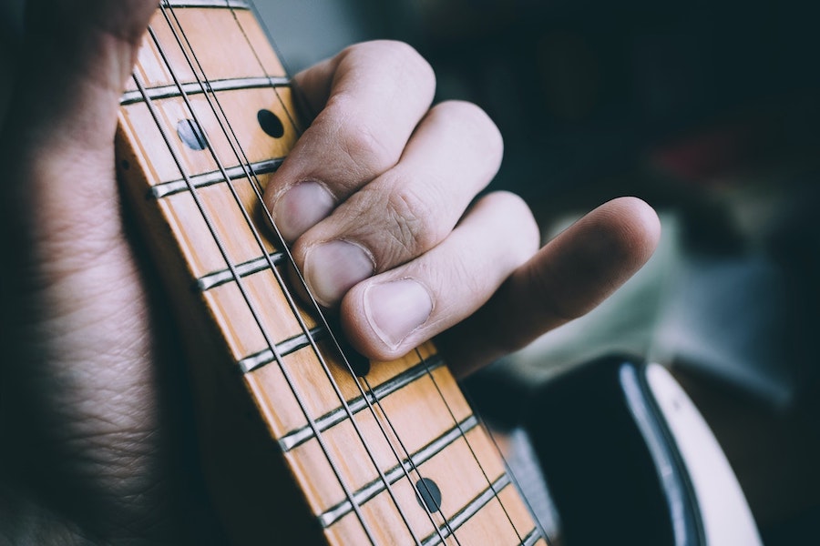 chitarra elettrica da zero - dolore dita