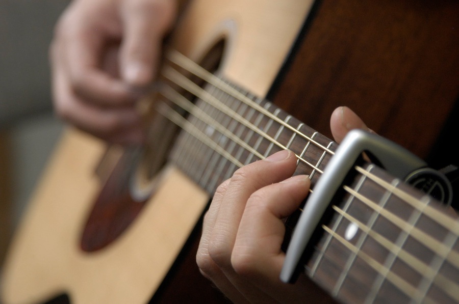 suonare la chitarra con il capotasto